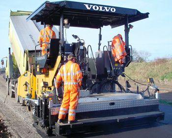 Гусеничный асфальтоукладчик Volvo ABG325